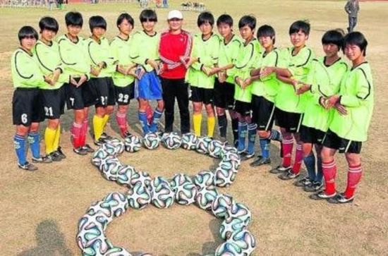 中国某女足球队队员感谢伊涅斯塔