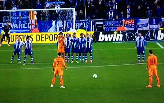 C罗和贝尔同时站在皮球前准备主罚