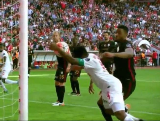 埃托奥亨利附体演上帝之手 手部停球后头槌破门!