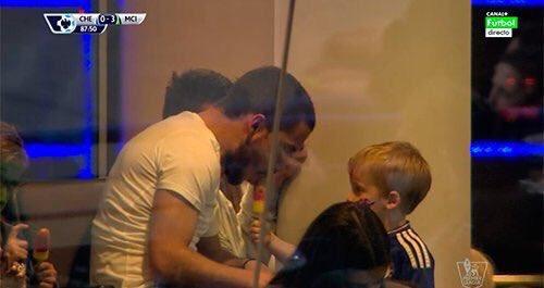 阿扎尔和自己的孩子嬉闹