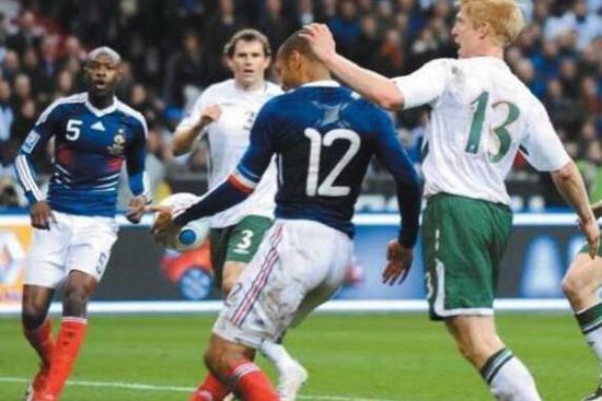 埃托奥亨利附体演上帝之手 手部停球后头槌破门!