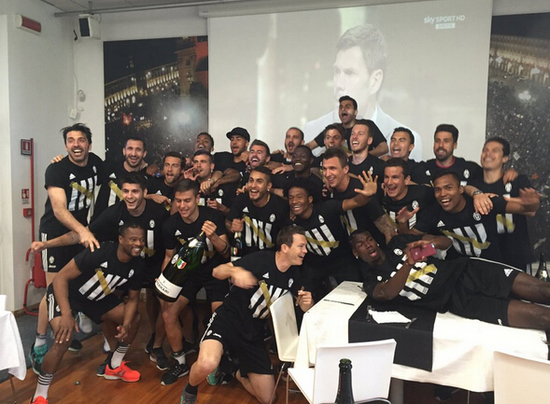 嗨起来!尤文众将基地开启狂欢 抽烟喝酒膜拜阿囧