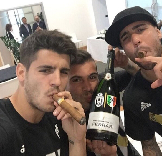 嗨起来!尤文众将基地开启狂欢 抽烟喝酒膜拜阿囧