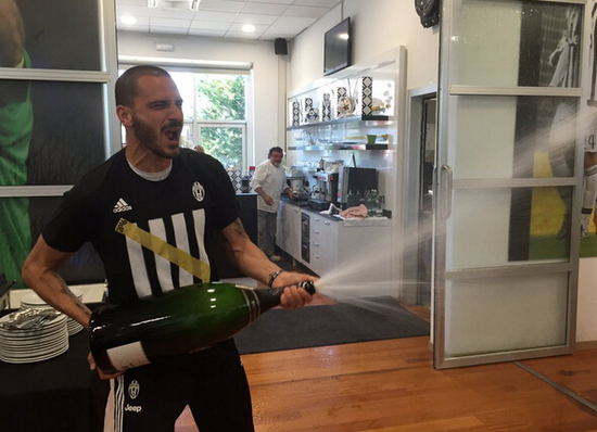 嗨起来!尤文众将基地开启狂欢 抽烟喝酒膜拜阿囧