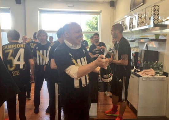 嗨起来!尤文众将基地开启狂欢 抽烟喝酒膜拜阿囧