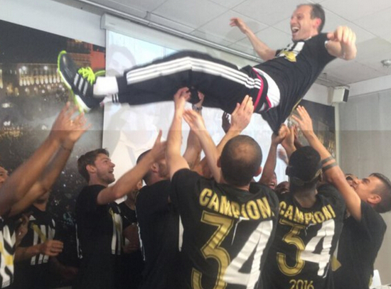 嗨起来!尤文众将基地开启狂欢 抽烟喝酒膜拜阿囧