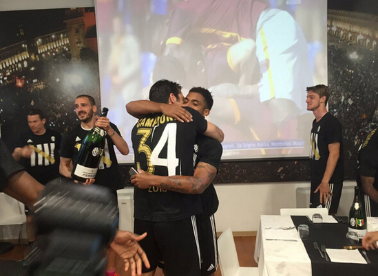 嗨起来!尤文众将基地开启狂欢 抽烟喝酒膜拜阿囧