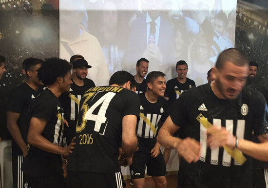 嗨起来!尤文众将基地开启狂欢 抽烟喝酒膜拜阿囧