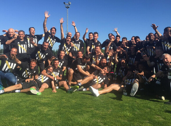 嗨起来!尤文众将基地开启狂欢 抽烟喝酒膜拜阿囧