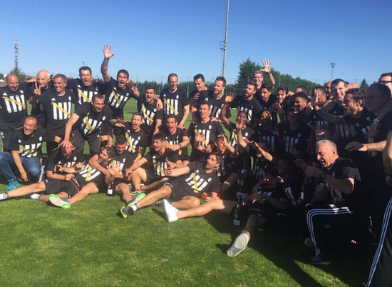 嗨起来!尤文众将基地开启狂欢 抽烟喝酒膜拜阿囧