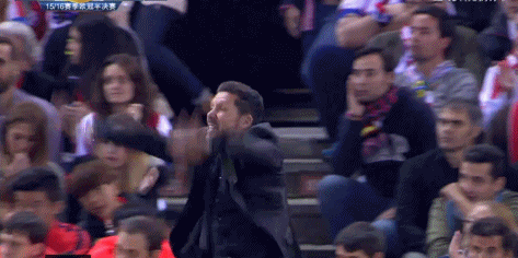 西蒙尼太过激动手机都掉了