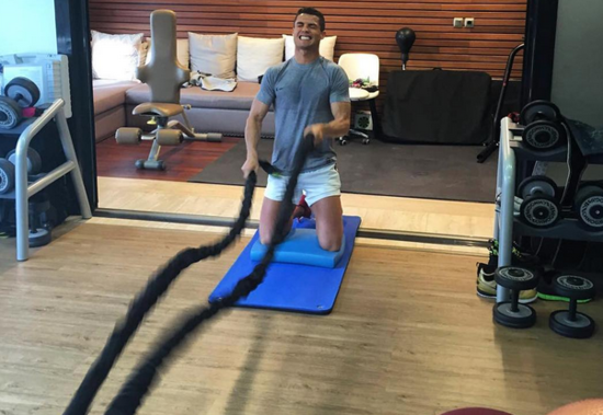 C罗在家独自训练