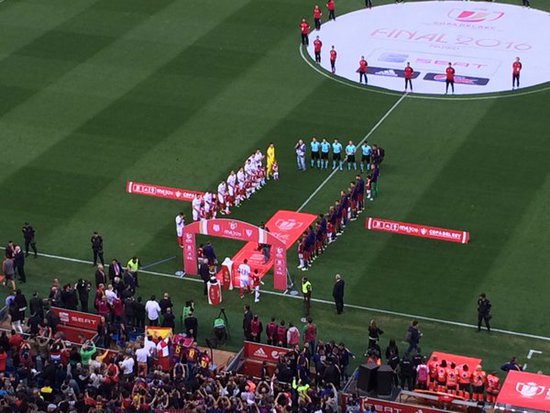 赛前双方互相致敬