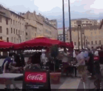 球迷淡定的保护啤酒