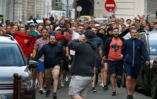 俄足球流氓攻击西班牙游客被捕 一人重伤被送医