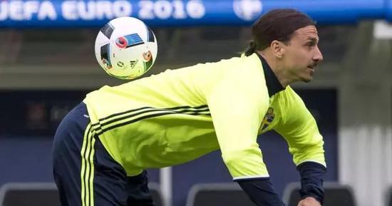 欧洲9号中锋难觅?都赖职业足球精英化培训太系统