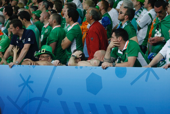 爱尔兰进球前球迷表现