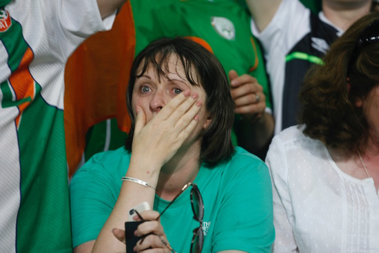 女球迷默默抹泪