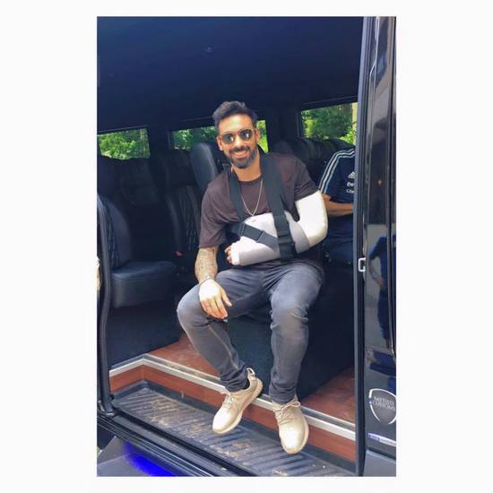 拉维奇晒受伤图:未来几天做手术 决赛为队友加油