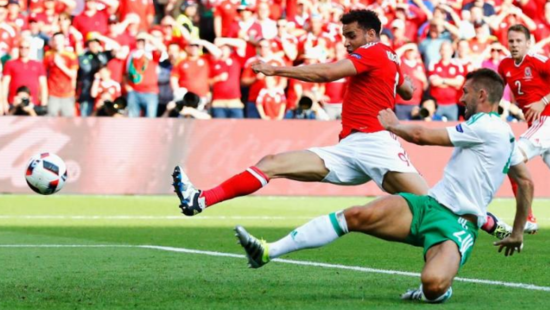 麦考利曾在小组赛对乌克兰的比赛中收获进球的喜悦，如今他又只好品尝打进乌龙的苦涩