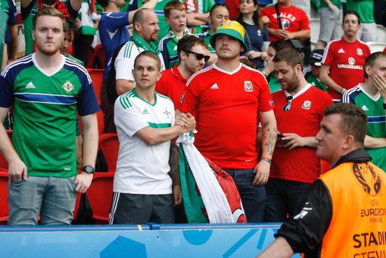 双方球迷执手相看比赛，场面非常和