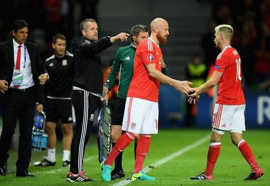 威尔士主帅曾和队内后卫有矛盾:在商场谈判和解