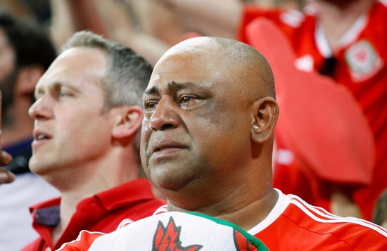 脱下帽子继续哭