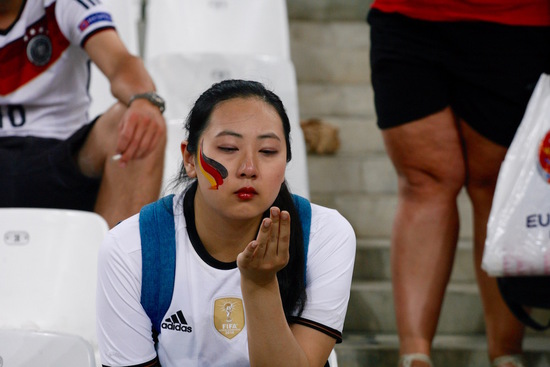 中国女球迷拭去泪水