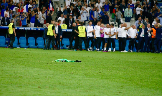 诺伊尔丢在地上的装备