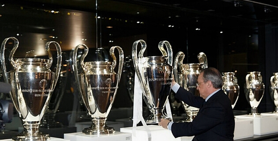 皇马主席摆放欧冠奖杯