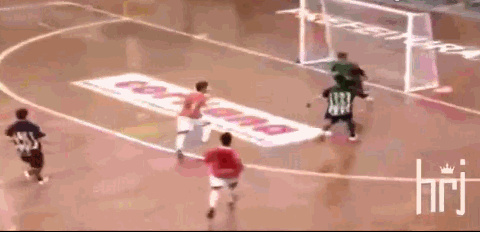 插花脚将球从门将当下入网