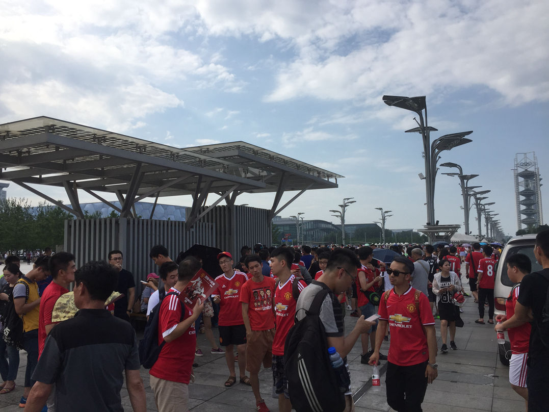 比赛取消坑惨囤货商贩 150元的围巾40元无人问津