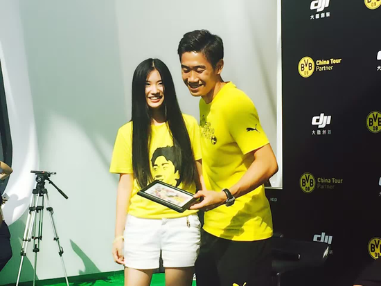 香川真司拥抱美女球迷