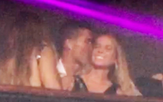 C罗夜店搂金发女郎啃肩亲脸 这次是新女友还是?