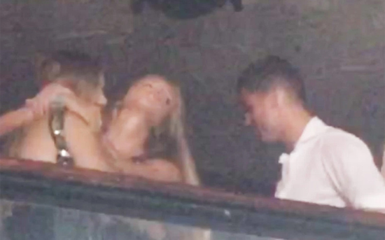 C罗夜店搂金发女郎啃肩亲脸 这次是新女友还是?