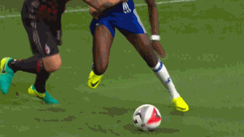 GIF-千元球衣脆如纸!一片蓝布飞出 质量不堪一撕